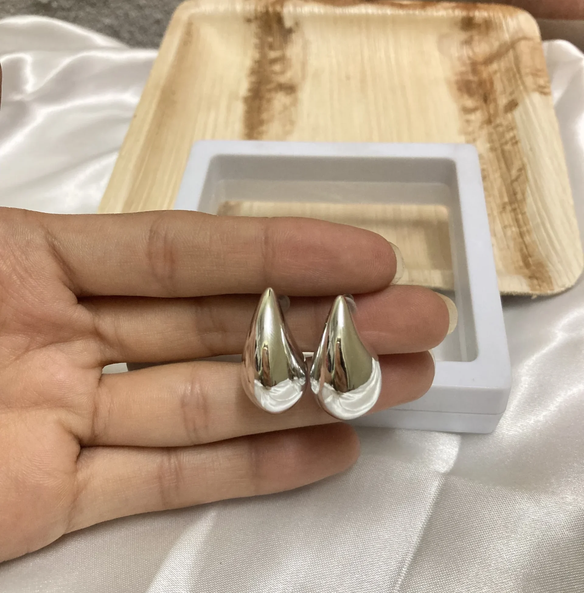 Vamika Dewdrop Gloss Earrings - Image 3