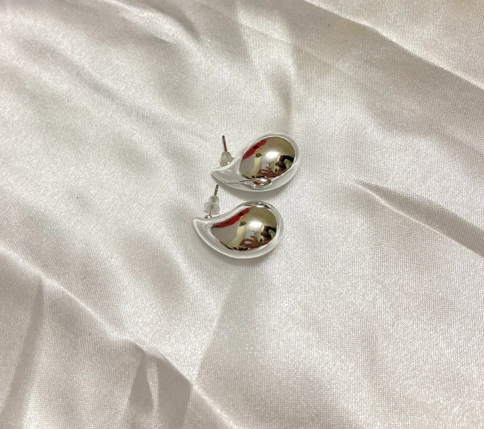 Vamika Dewdrop Gloss Earrings - Image 2